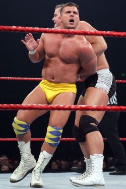 londonfightfan: Love those yellow trunks on the wrestler.