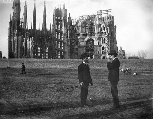 La Sagrada Família, 1905. Nudes & Noises  