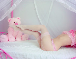 pink-moonprincess:  It looks like my bear is smelling my feet