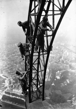  Peintres sur la Tour Eiffel, Paris, 1932. 