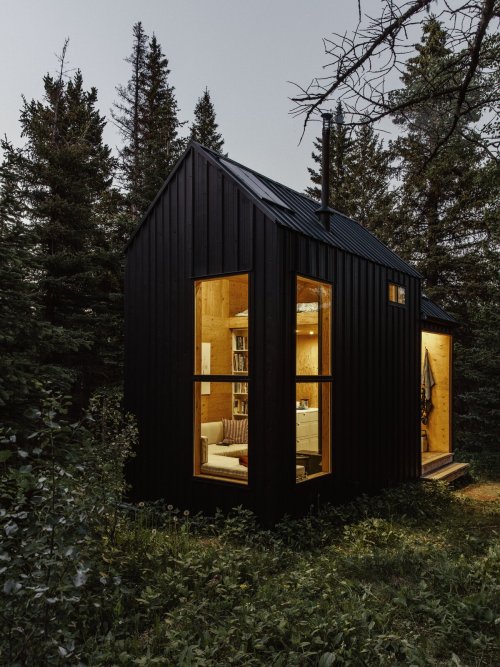 keepingitneutral:    Nathalie and Greg Kupfer’s Micro-Cabin, Canmore,