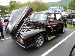 fromcruise-instoconcours:Ford F-100 with a Coyote 5.0-liter.