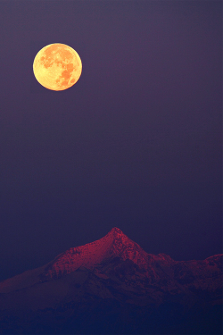 vurtual:  Hunter’s Moon over the Alps (by Stefano De Rosa)