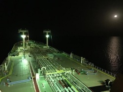 zousen-news:  Unsold Oil Stuck On Tankers Threatens World Market