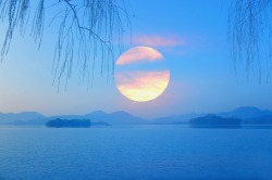 foq:  西湖的早晨 by JiangNan Dream清晨，西湖边走走，美美的呼吸着清新空气，看着湖面上冉冉升起的太阳，听着柳技发出春天的声音，西湖之春匆匆的来了。
