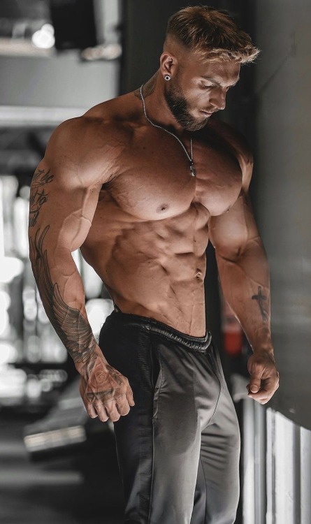 rippedmusclejock:Fuck yeah, I am fucking muscle god and I know