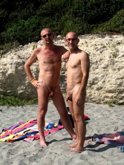 men-photos: chaoticwanker:  Naked men on beaches are awesome!