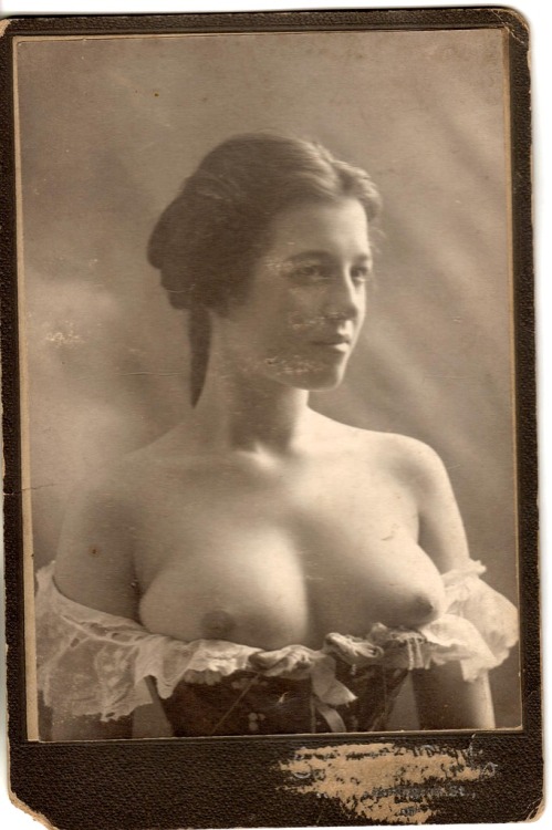 mudwerks:  Victorian Breasts (by Wooway1)  So I should probably find some joke about boobs but mostly all I wanna do is point that through a lot of the victorian age, corsets weren’t really overbust, and that the chemise is the bit that kept the