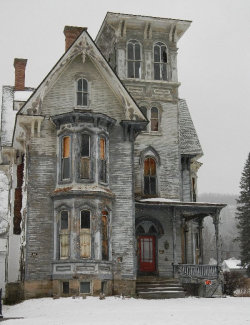 horrorpunk:  18 Hauntingly Beautiful Abandoned Houses  