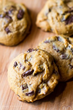 fullcravings:  Pumpkin Chocolate Chunk Cookies