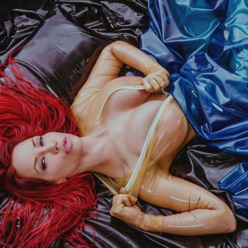 vandalbabes:biancabeauchamp:  More #latex sheets sweeter dreams!