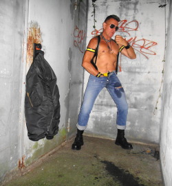 henkch:  Playing and pissing after a Folsom night in my hole