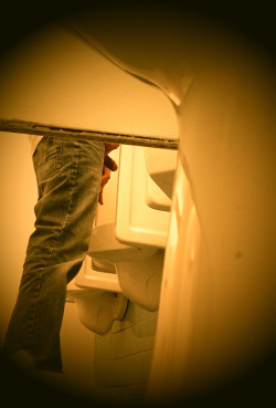 homotoiletsex:  Nice pic… Great camera work!  I think some