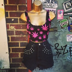 rumorsnc:  O-mighty weed leaf crop top, brand new size medium