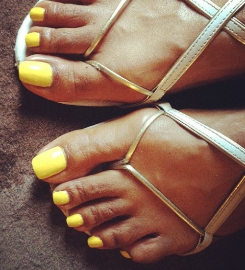 thenewebonyfootportal:  Sexy ebony toes in yellow …. So beautiful  Yesss…. very lovely feet