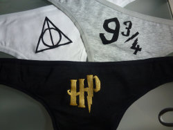 wickedclothes:  Harry Potter Panty Set This underwear set will