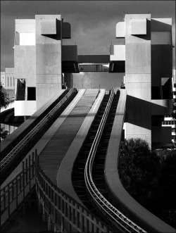 architectureofdoom:  n-architektur:  Metromover in Miami by Boris