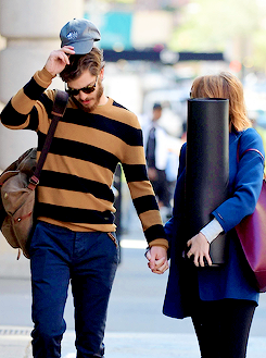 andrewgarfield-daily:  Andrew Garfield and Emma Stone out and