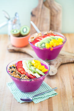 sweetoothgirl:Dragon Fruit Smoothie Bowl