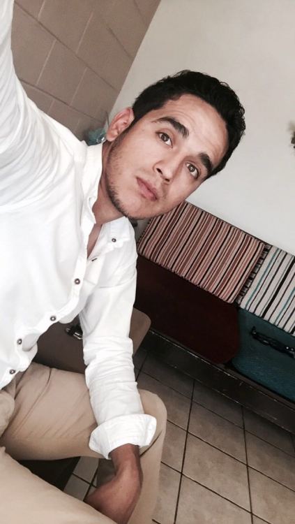 sonorensesysusvergas:  Fernando Acuña Moreno, guapo hetero de Hermosillo, con muy rica verga. Aportes: sonorensesysusvergas@gmail.com 
