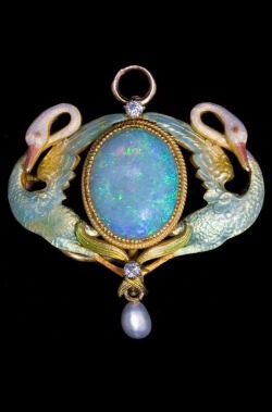 necromancerbarbie:Art Nouveau brooch-pendant Opal, pearl