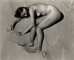 houkgallery:  Edward Weston (American, 1886-1958)Nudes on Dunes,