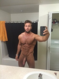 italian4fun:  Another bathroom selfie taken by another hot stud