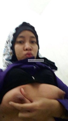 malayfoto:  mymymy77:  zulfaqa77:  Awekk Melayu Cutie  Tetek. Sedap  Tudung hanya sebagai gaya â€¦ 