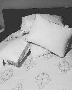 Wowsers that’s a lot of pillows!!! #freshsheets #awe by
