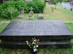 sixpenceee:  This is the grave of Mary Shelley. Born in London,