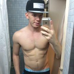 scallygear:  gymspunker:  Mmmm I love the camera     sexy fitspunker