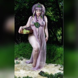 Anna @annamarxmodeling is embracing her inner wood nymph for