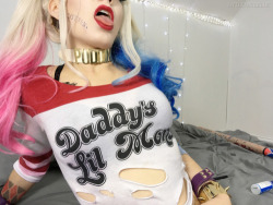 psy-faerie:  psy-faerie:   Harley Quinn Huge Dildo Fuck w/ Creampie!