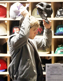 harrystylesdaily:  Niall finding a hat he likes while shopping