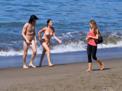 nude-vacations:  naturistelyon:  At the beach  Living the Nude