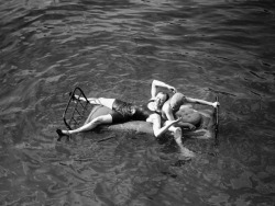 Maurice-Louis Branger - Lit flottant sur la Seine, Paris, juillet