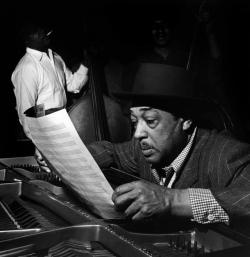 emigrejukebox:  Wayne Miller: Duke Ellington rehearsing on stage