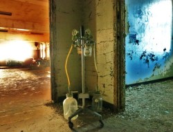 odditiesoflife:   Abandoned Building 25 at Creedmoor Psychiatric