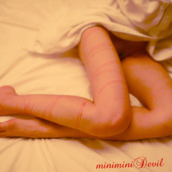 miniminidevilboy: . 細く美しい脚には、縄跡が似合います。