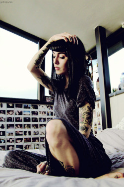 thehottesthere:  http://www.thehottesthere.com/