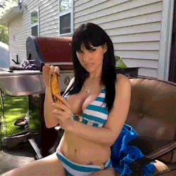 trappyfeet2:  eyeswoaface:  This perfect woman eating a banana.