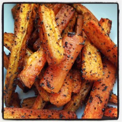 fruit-loop-vegan:  Poppyseed & Lemon Roasted Carrots by grainfreegirl