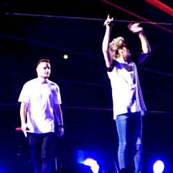 niams: Liam covering up the fact that he was about to smack Niall’s