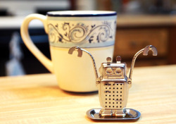 gokuma:  thismostamazingday:  My new companion: Edwin the tea-making