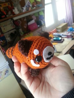 amibunny:  GUYS MY MOM KNITTED THE RED PANDA I WAS TALKING ABOUT