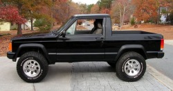 theoddrods:Comanche bed parts grafted onto a 2door Cherokee sport.