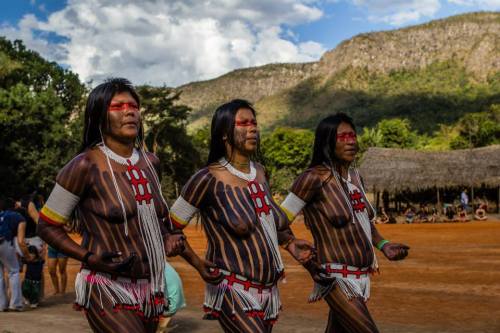 Fulni-ô Brazilians, via Encontro de Culturas. Entre o sol e a poeira da Chapada, a energia da tradição de diversos povos fez a terra tremer na abertura da VIII Aldeia Multiétnica. Oficialmente inaugurada nesta segunda-feira (21), durante o XIV Encontro