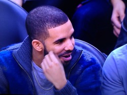drizzydrehk:  hotdoorknob:  Drake at the Raptors vs Knicks game