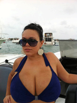 dostetas:  Via Tetas Enormes she knows her bikini top is to small