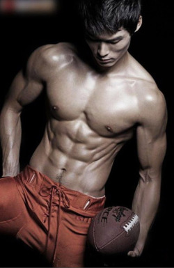 (via Friday Hot Guy Frenzy! (Shirtless Football Hunks))